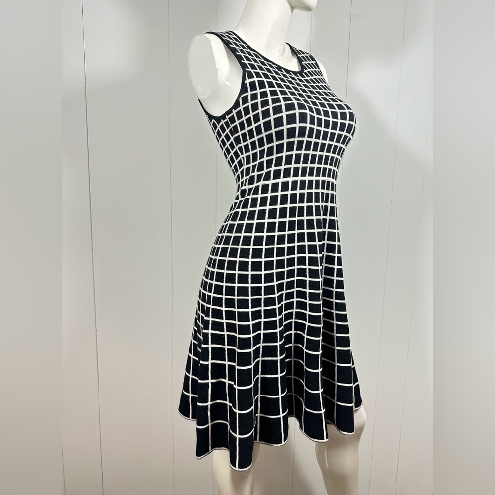 Neiman Marcus Women's Sz M Sleeveless Knit Black White Dress Plaid Fit & Flare - Picture 3 of 7